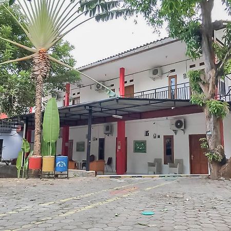 Rumah Panggung Guest House Syariah Mitra Reddoorz Чиребон Экстерьер фото